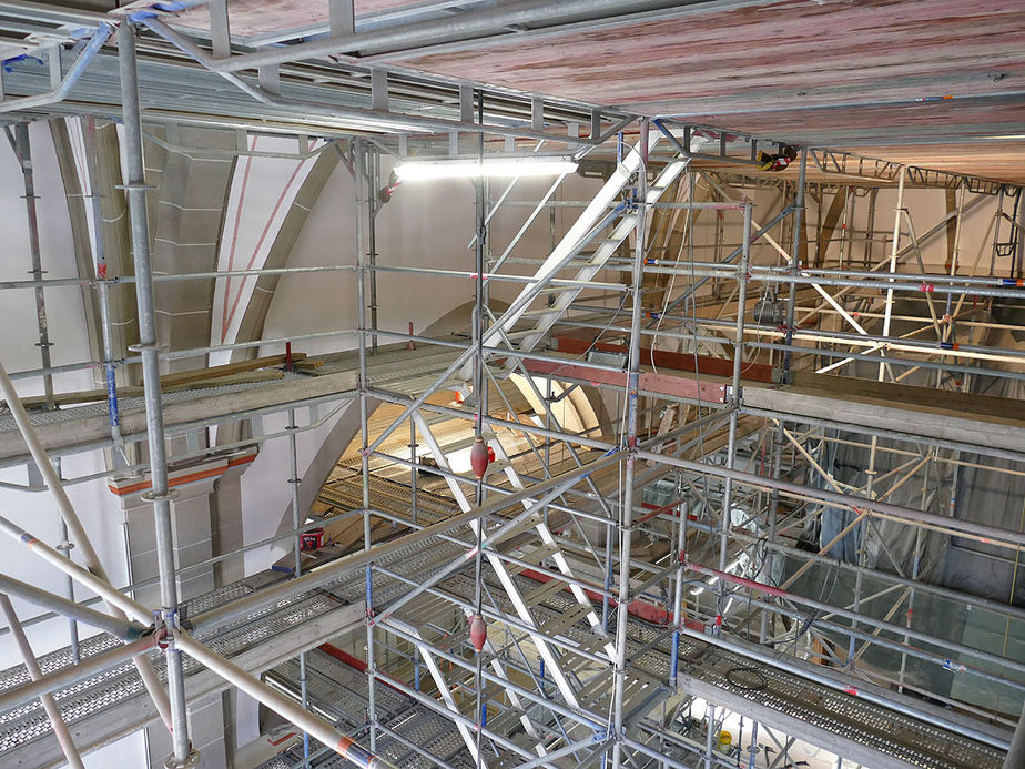 Malerarbeiten in der Stadtpfarrkirche (Foto: Karl-Franz Thiede)